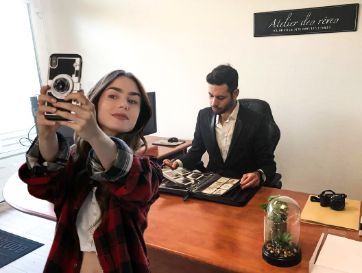 EmilyinParis tout le temps en train de prendre des selfies dans notre agence à La Rochelle